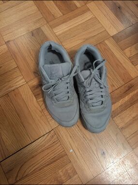 Nike Men's Light Gray Mesh Lace-Up Sneakers